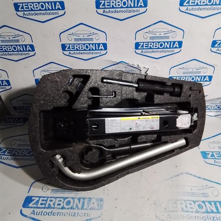 KIT ATTREZZI RUOTA DI SCORTA USATO VOLKSWAGEN UP (2016) - immagine 3
