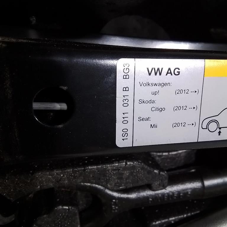 KIT ATTREZZI RUOTA DI SCORTA USATO VOLKSWAGEN UP (2016) - immagine 2