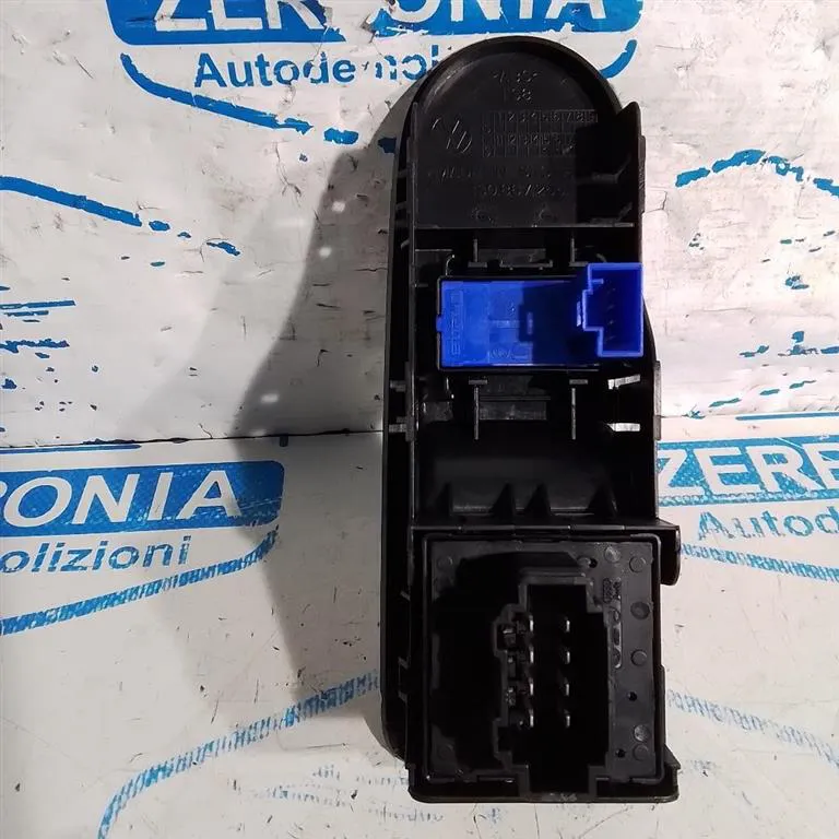 INTERRUTTORE ALZACRISTALLI ANT. SX. USATO DAL 2016 VOLKSWAGEN UP (2016) - immagine 2