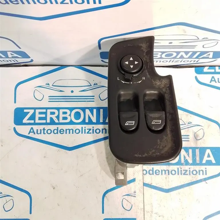 INTERRUTTORE ALZACRISTALLI ANT. SX. USATO ALFA ROMEO 147 «I» (2001) - immagine 3