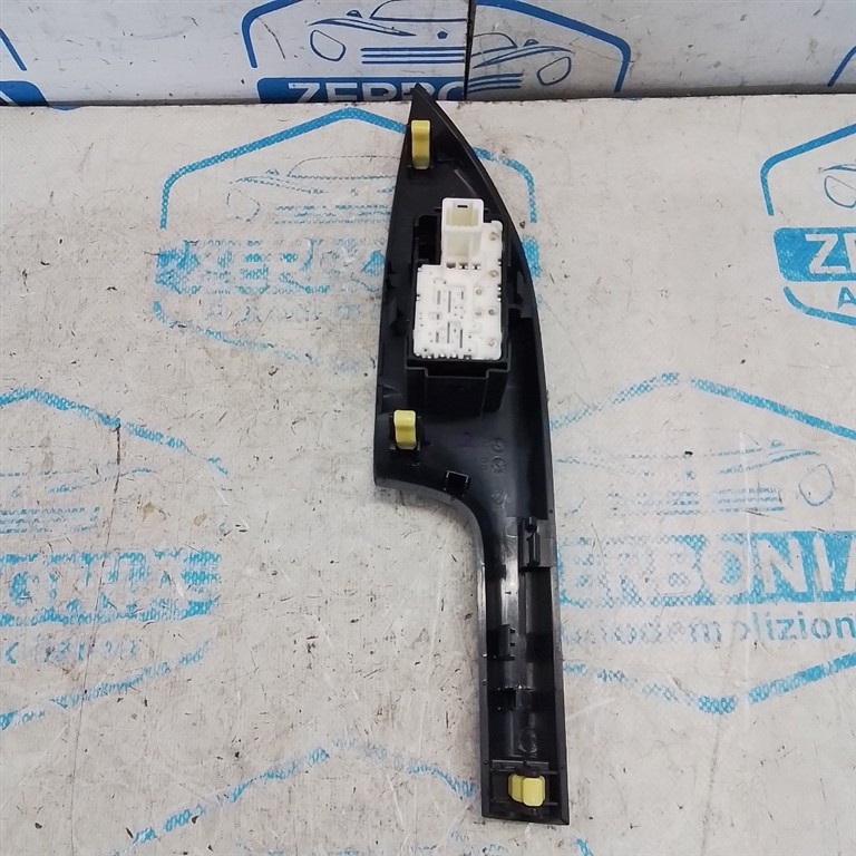 INTERRUTTORE ALZACRISTALLI POST. DX. USATO DAL 2010 AL 2016 LEXUS SERIE CT (2011) - immagine 2