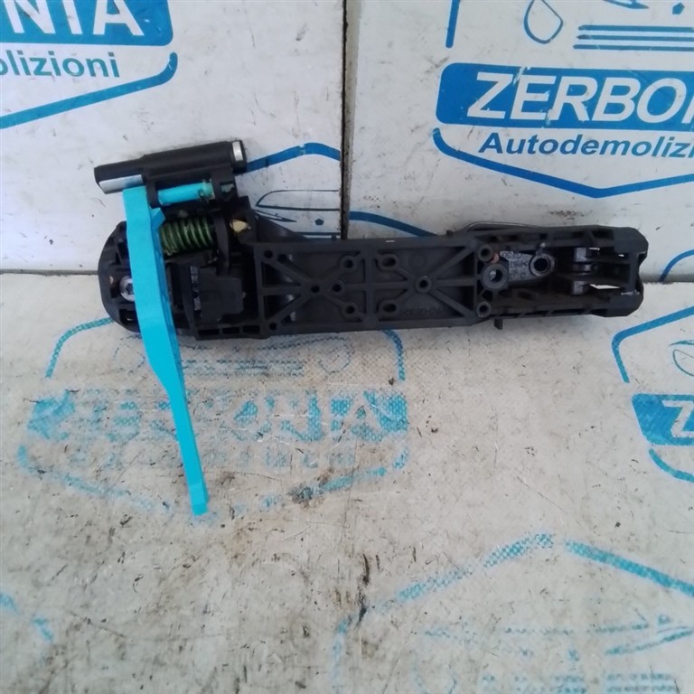 MANIGLIA PORTA EST. POST. SX. USATO TOYOTA YARIS «IV» (2012) - immagine 2