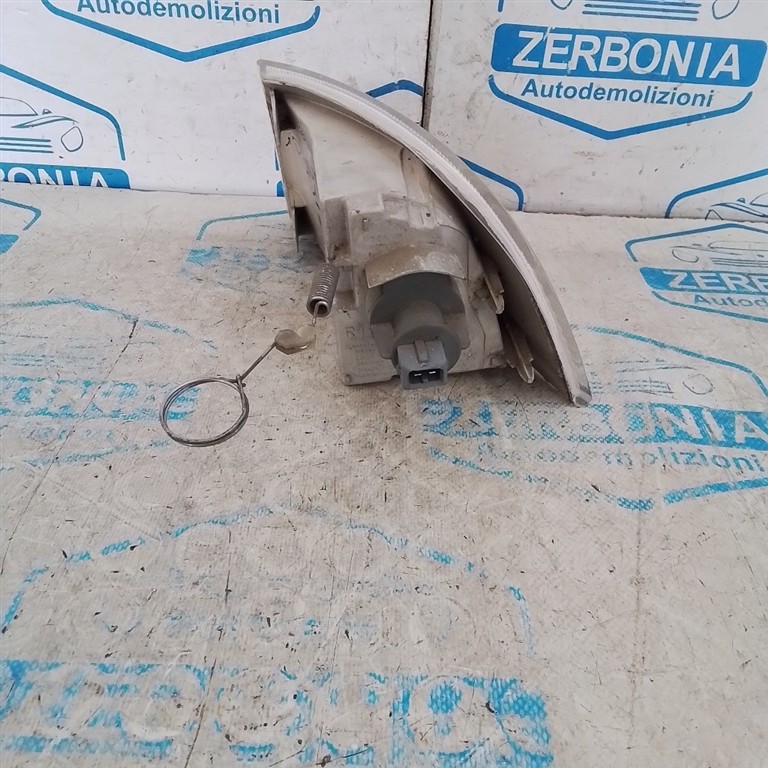 FANALE FRECCIA FRONTALE ANT. DX. USATO FIAT PUNTO «I» (1994) - immagine 3